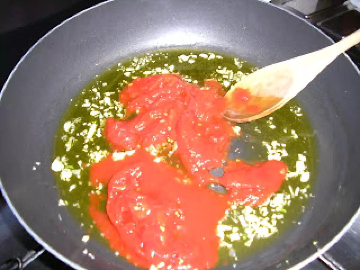 Penne con cozze e gamberetti( Pene cu scoici si creveti) - poza 3