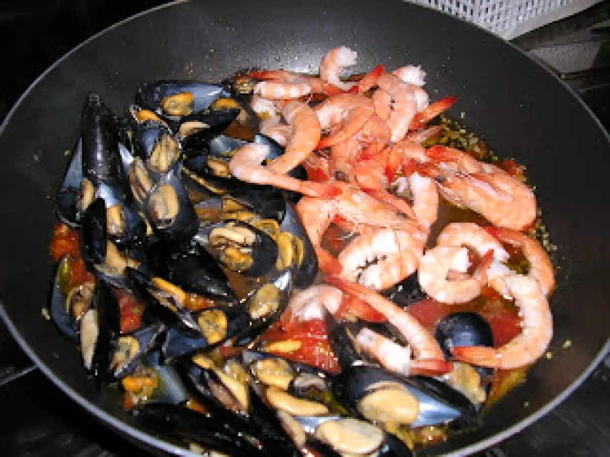 Penne con cozze e gamberetti( Pene cu scoici si creveti) - poza 4