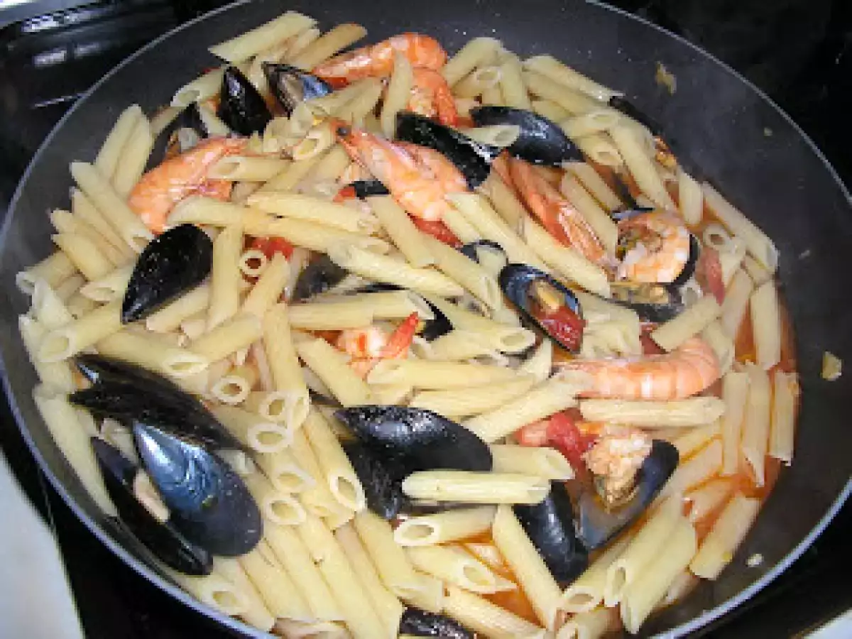 Penne con cozze e gamberetti( Pene cu scoici si creveti) - poza 5