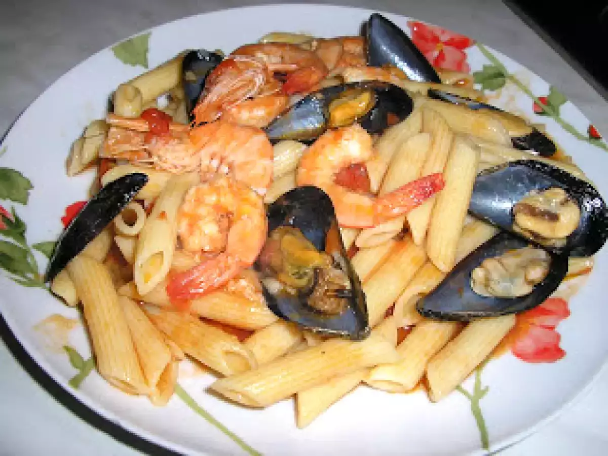 Penne con cozze e gamberetti( Pene cu scoici si creveti) - poza 6
