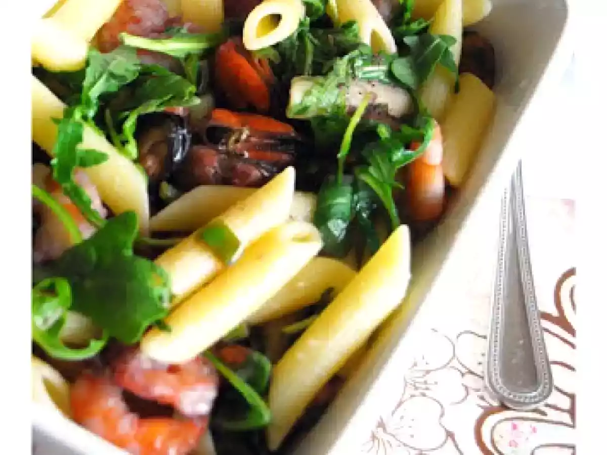 Penne cu creveti si scoici trase in vin