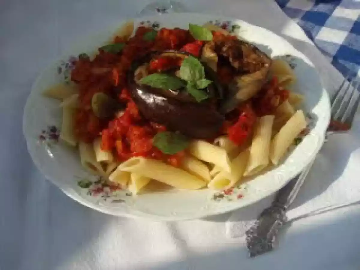 Penne cu vinete si sos de rosii