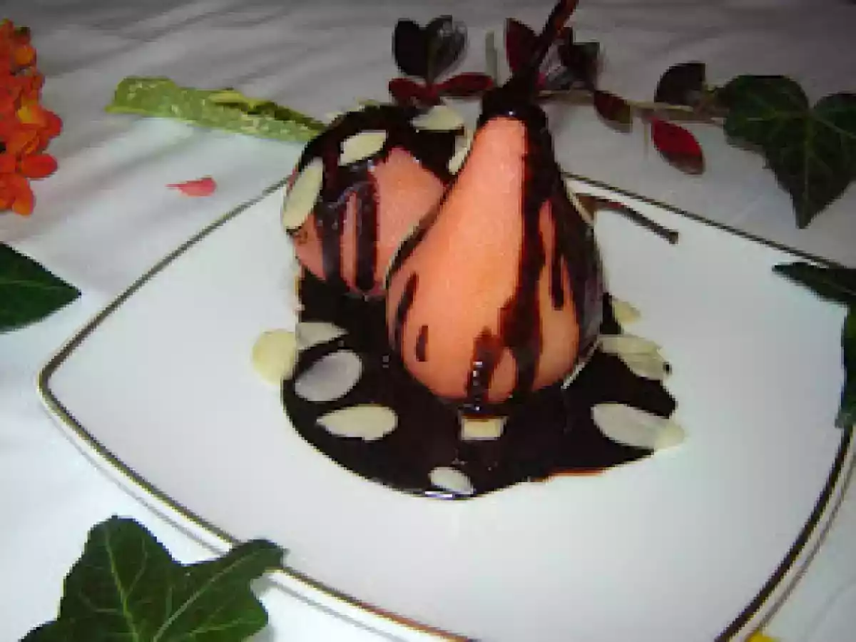 Pere in sos de ciocolata