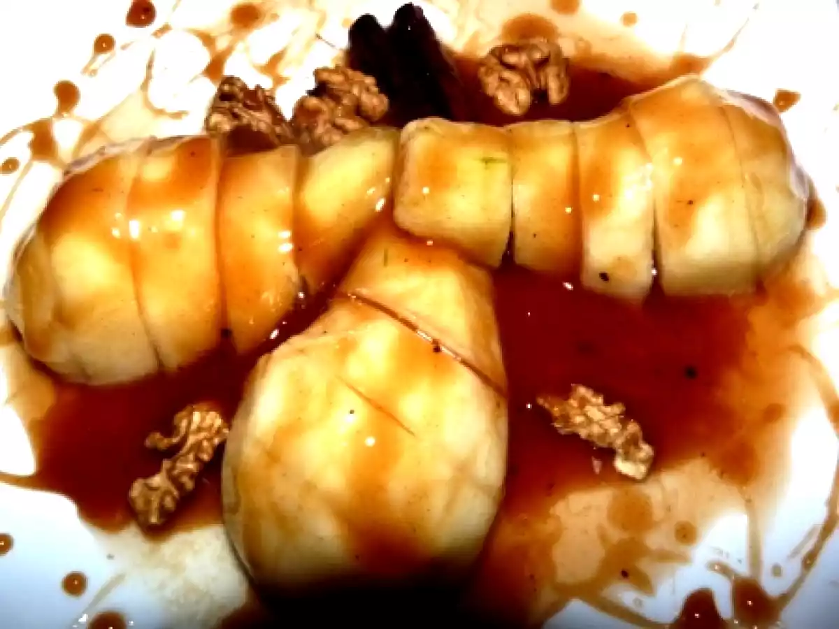 Pere inmuiate in sos de scortisoara si lapte de capra