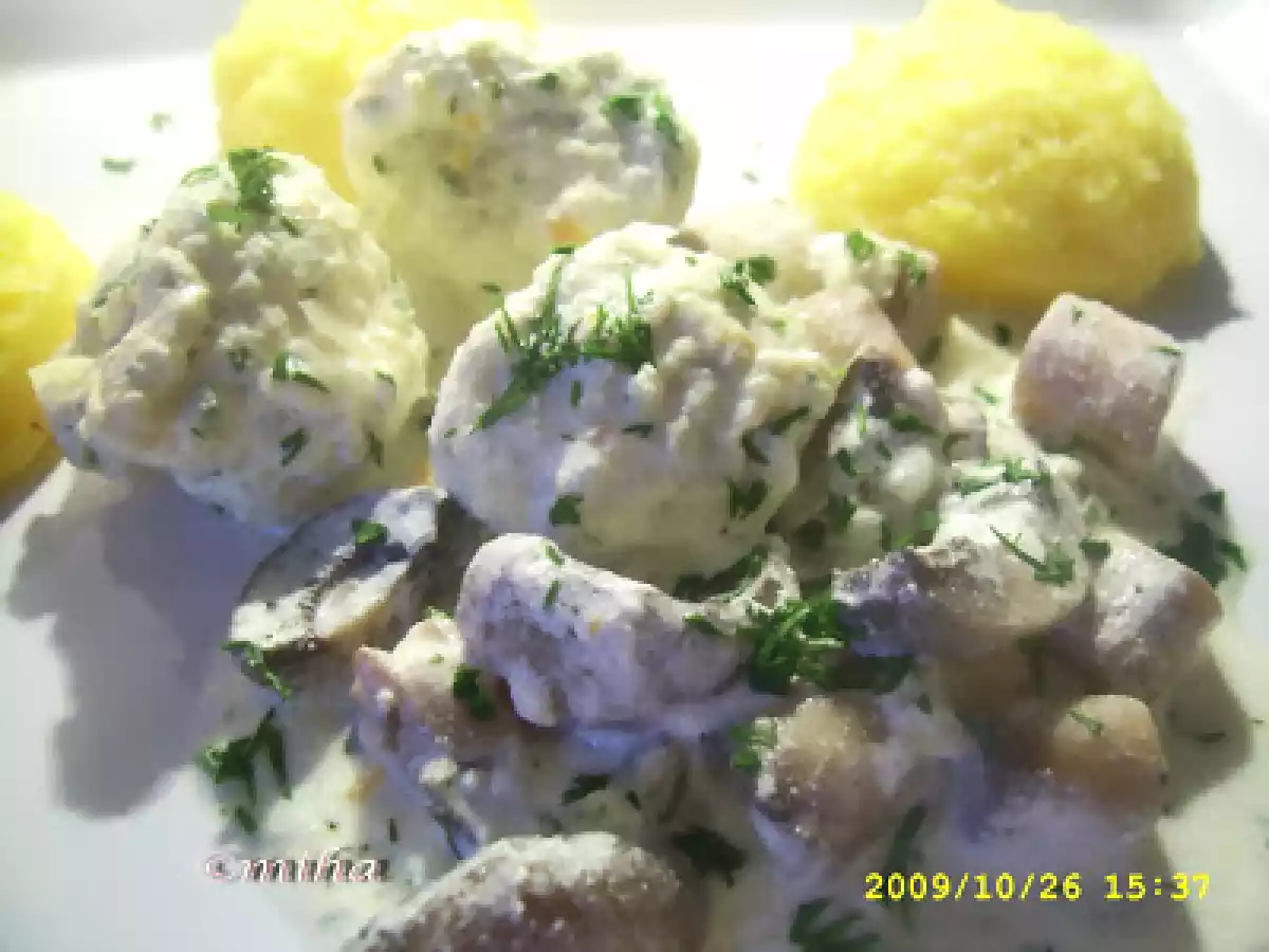 Perisoare cu sos de smantana si ciuperci