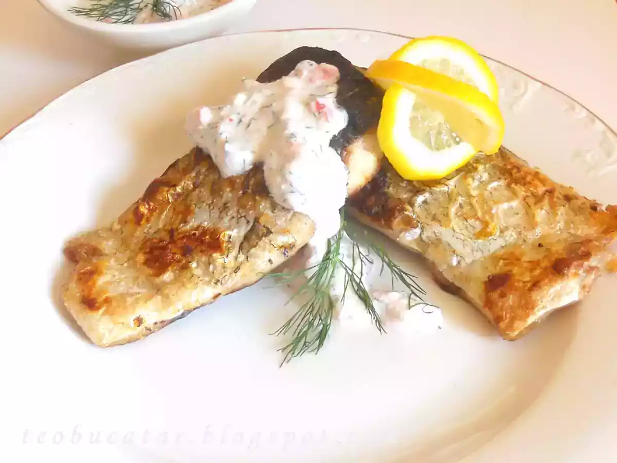 Peste cu sos de hrean si rosii