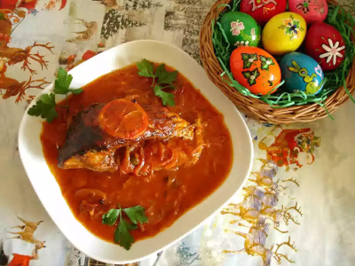 Peste in sos de rosii cu vin