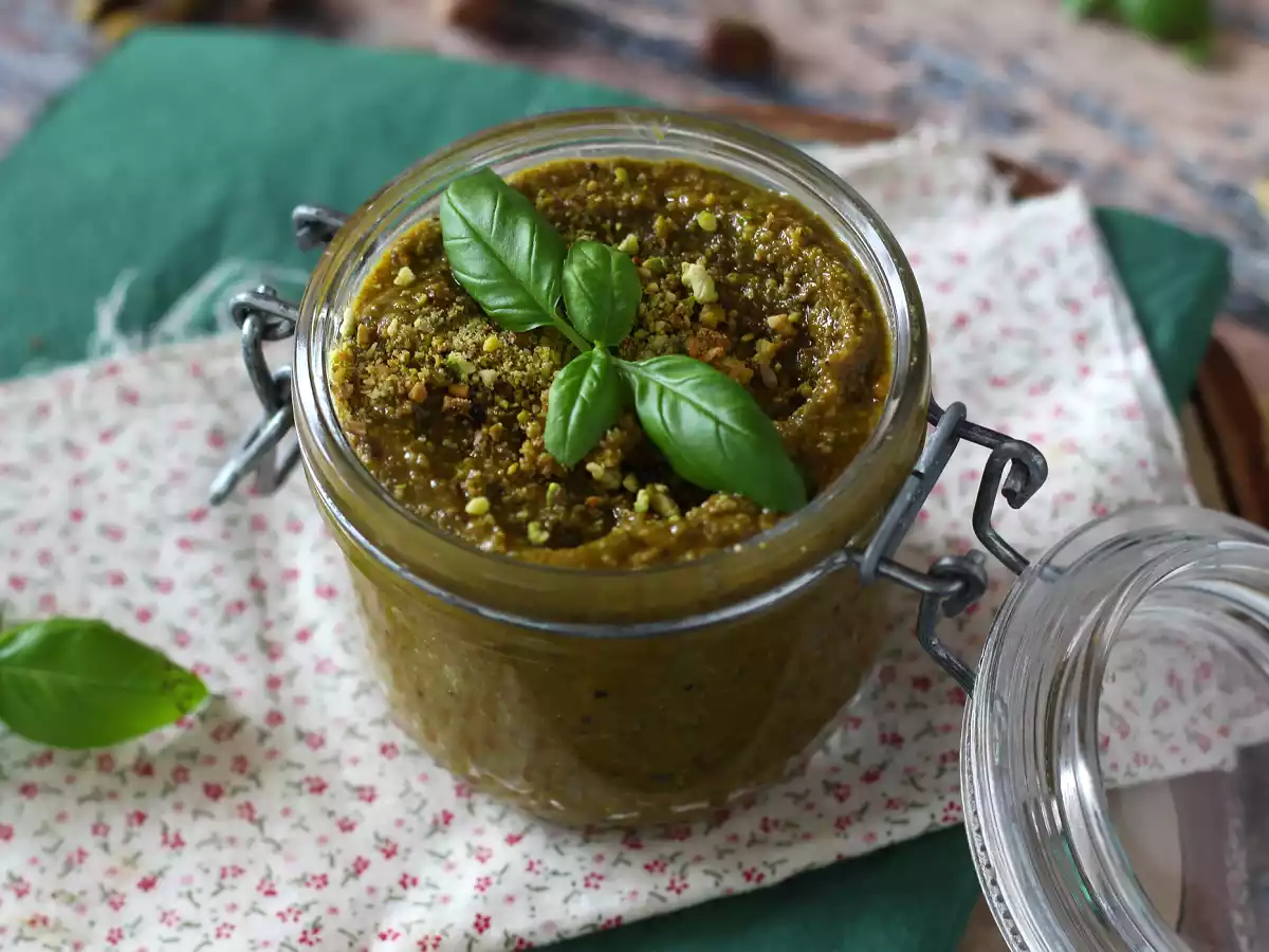 Pesto de fistic, sos ușor și gustos