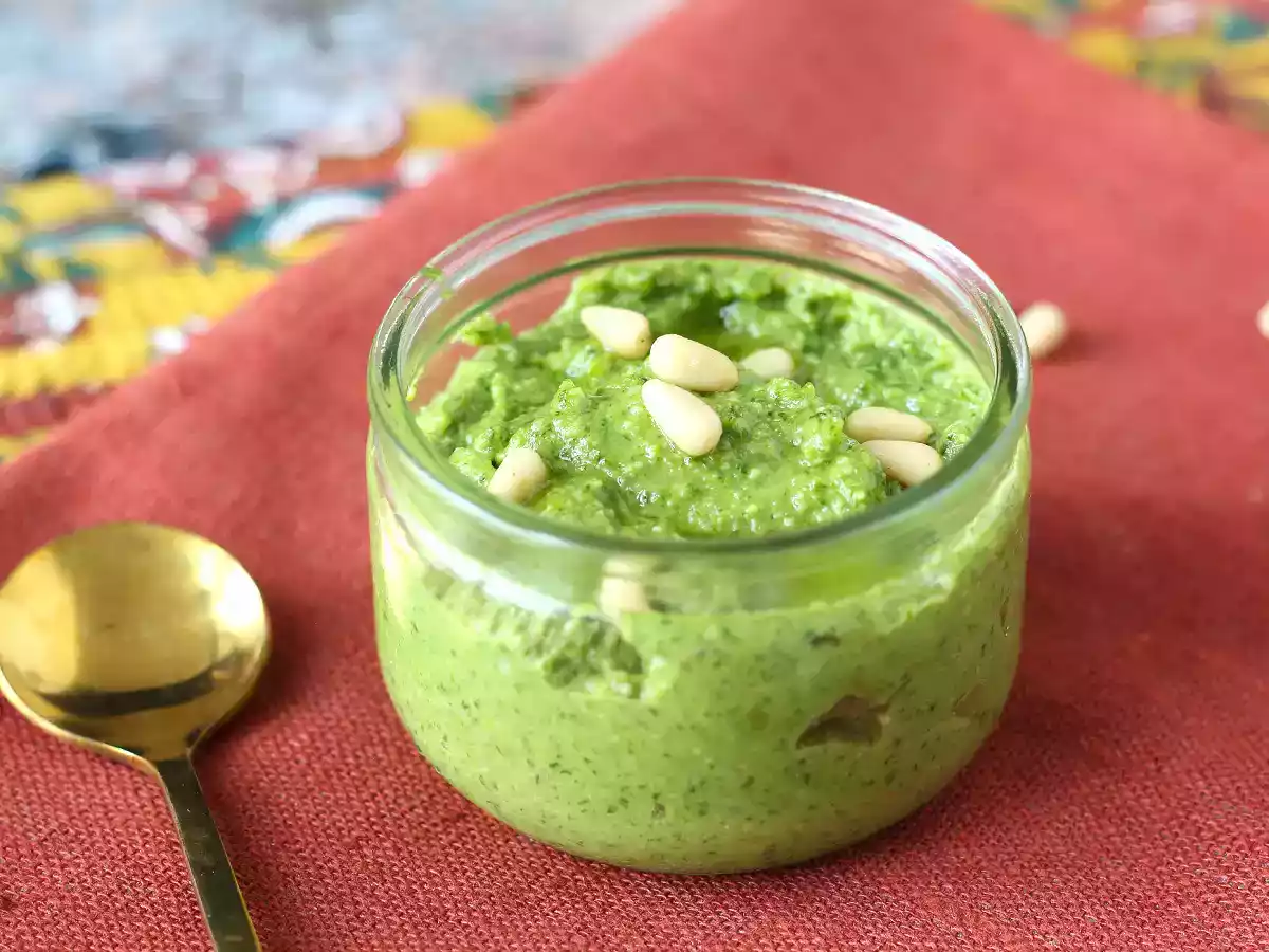 Pesto de rucola - proaspăt și cremos - gata în 5 minute