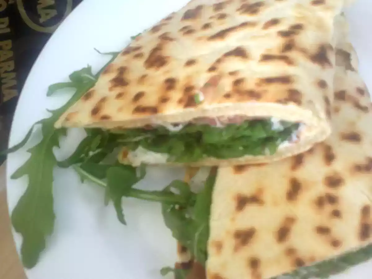 Piadine romagnole cu prosciuto di Parma si rucola - poza 2