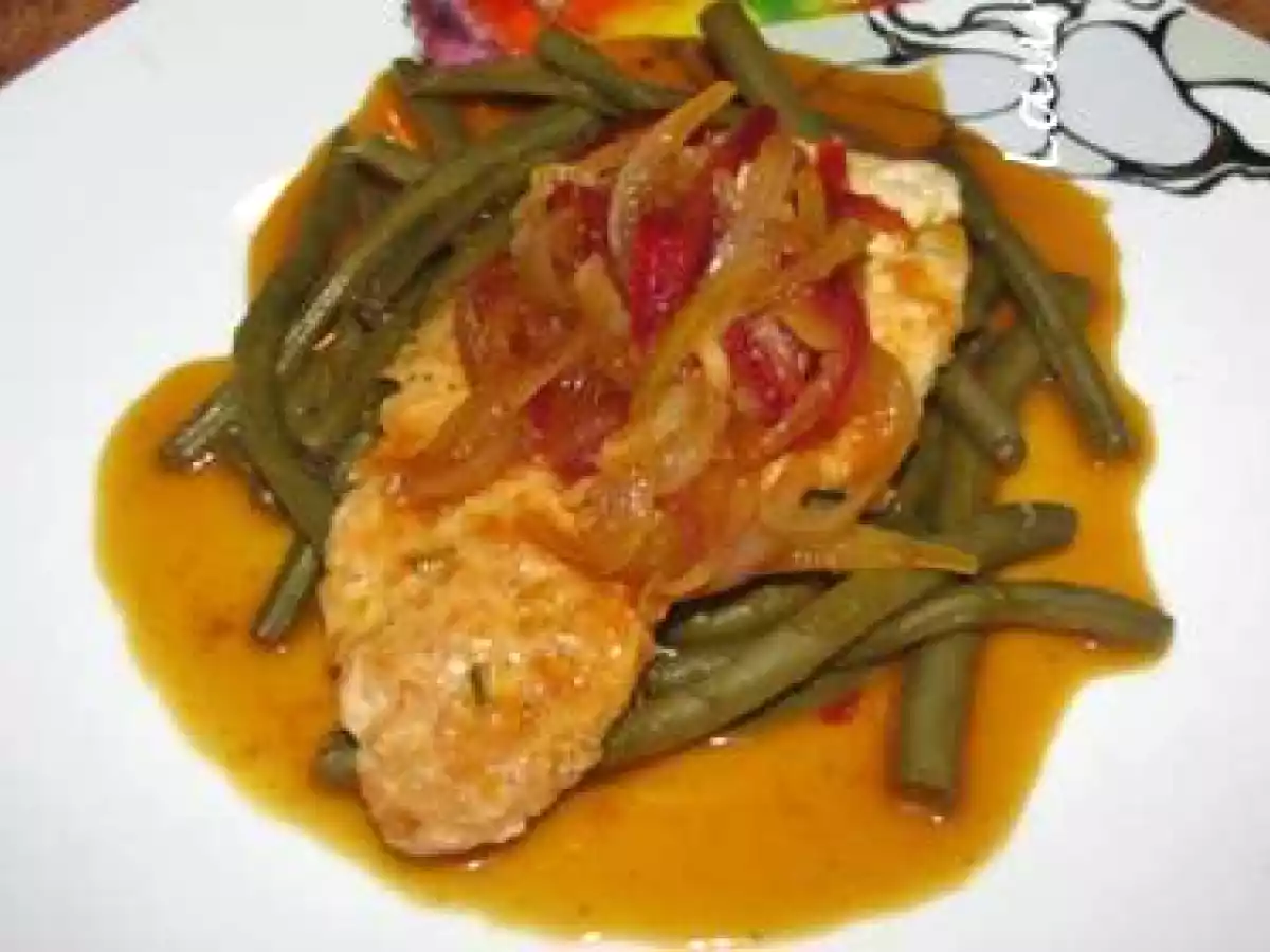 Piept de curcan cu fasole verde si sos dulce de ceapa