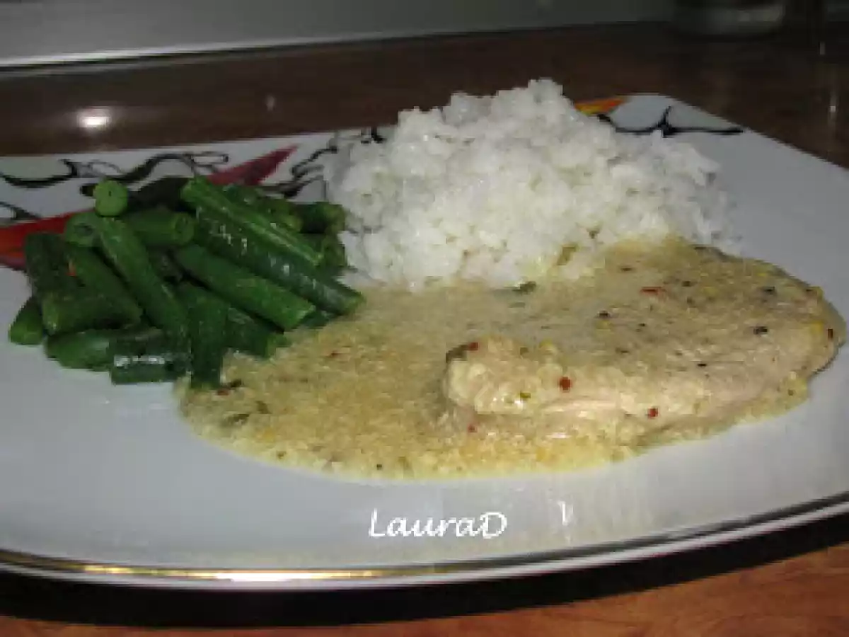 Piept de curcan cu sos cu mustar si tarhon