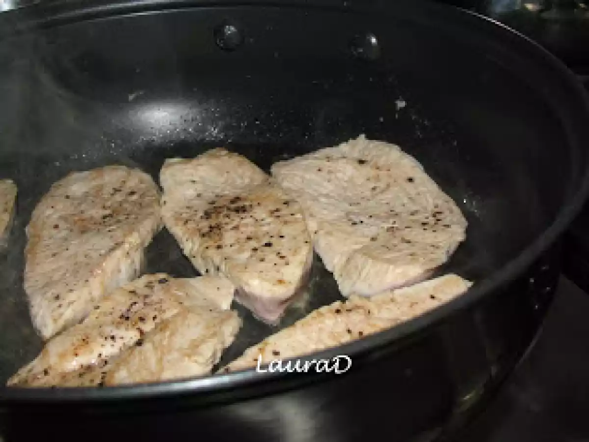 Piept de curcan cu sos cu mustar si tarhon - poza 2