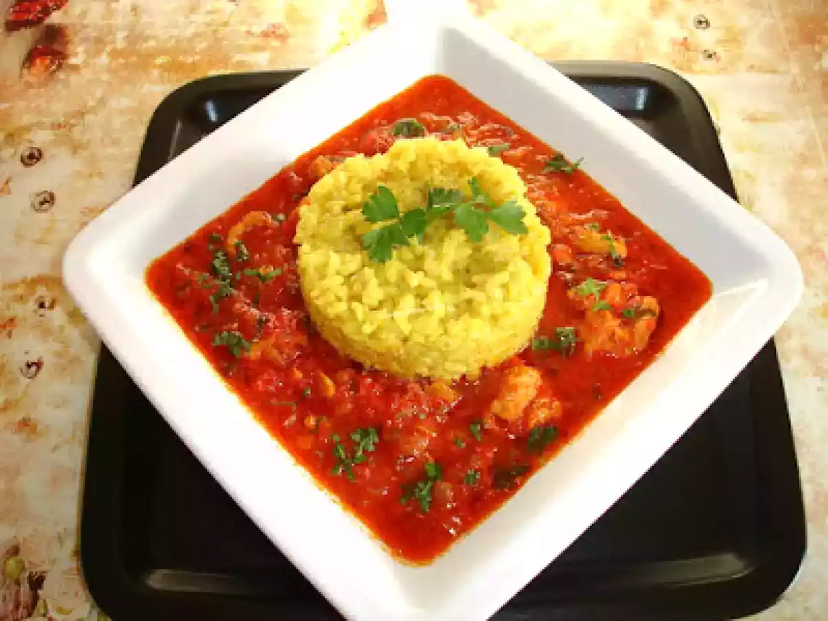 Piept de curcan cu sos de rosii