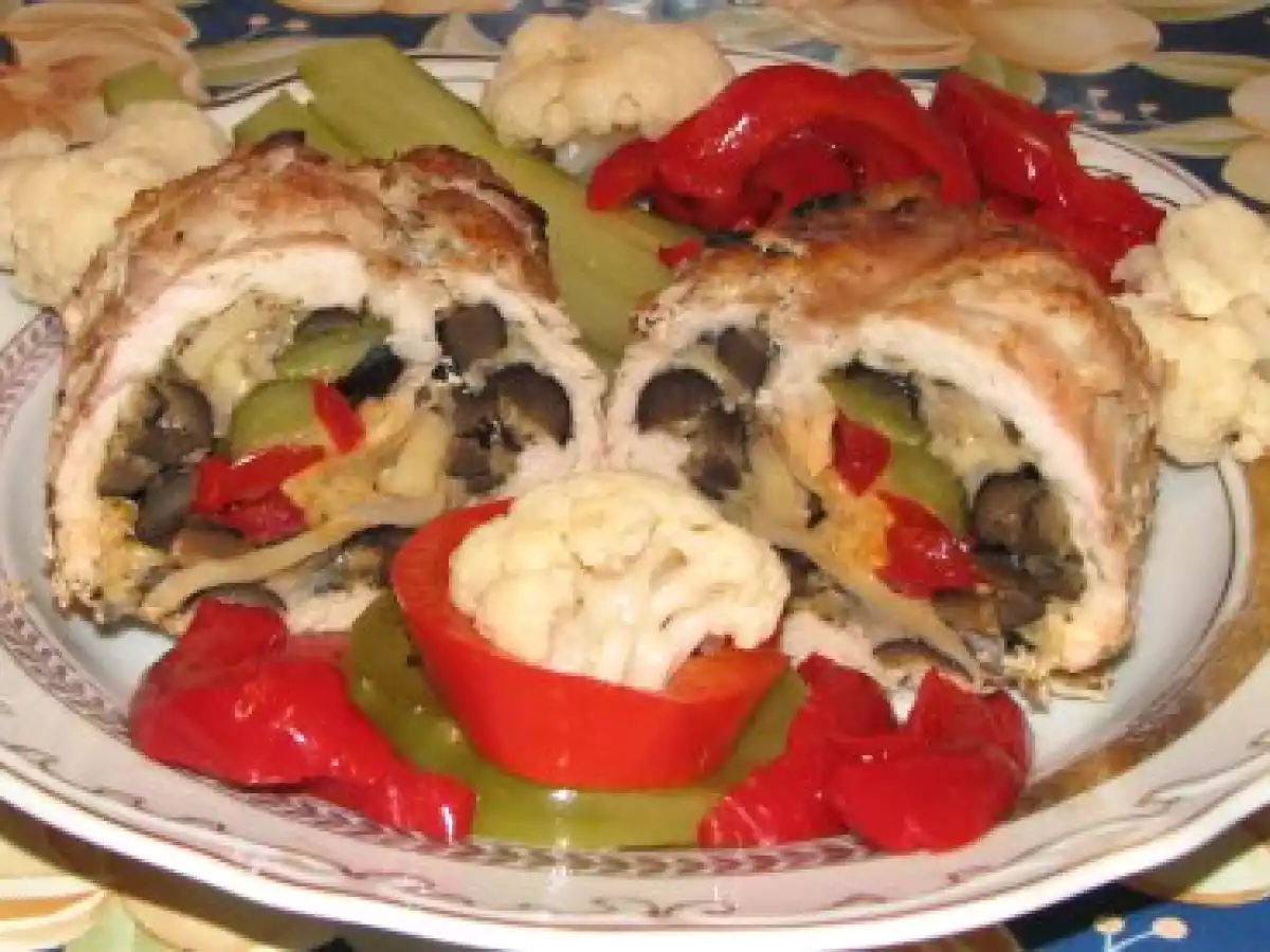 Piept de curcan umplut cu ciuperci, masline si cascaval