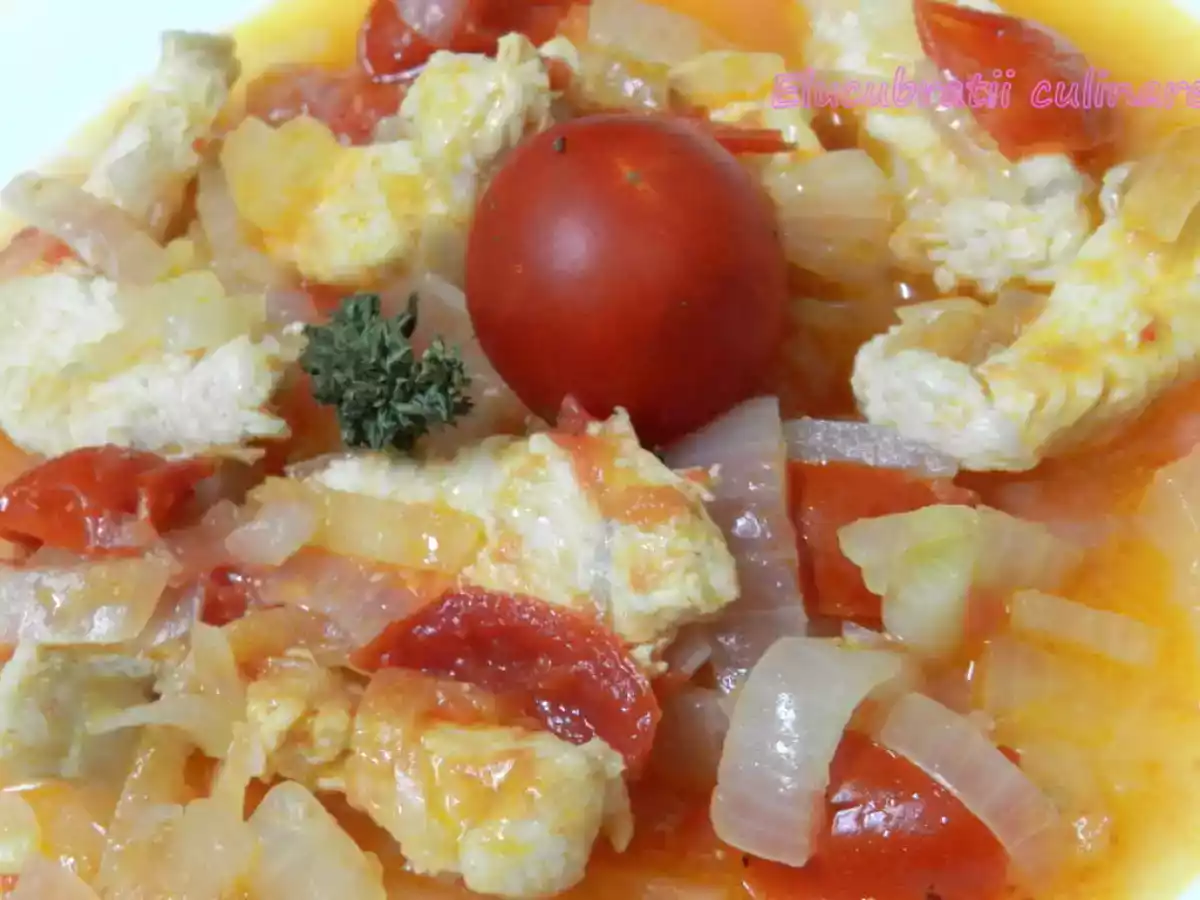 Piept de găină cu ceapă și roșii cherry