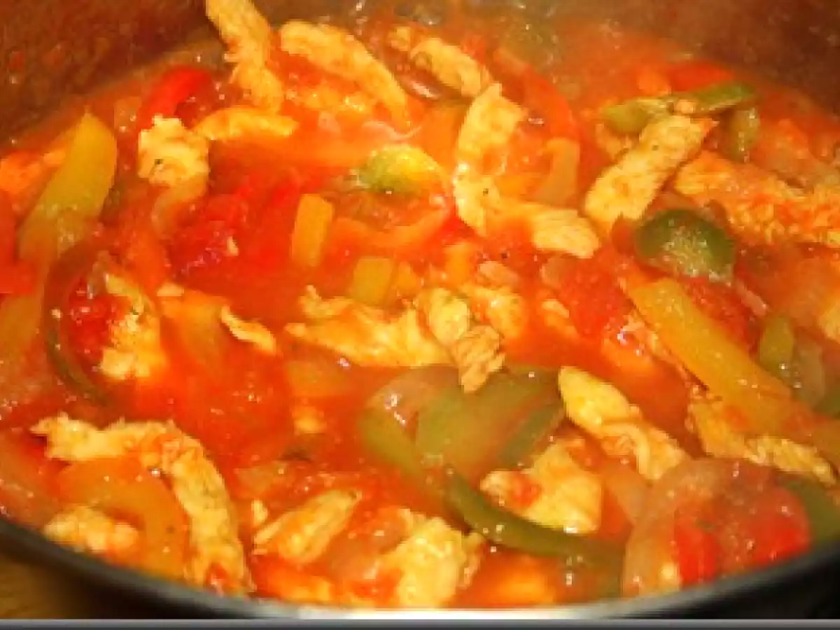 Piept de pui cu ardei si rosii