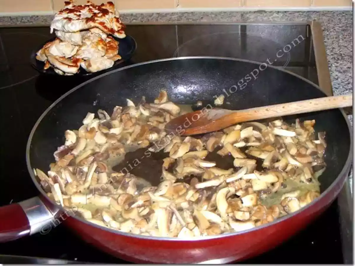 Piept de pui cu smantana si ciuperci - poza 4