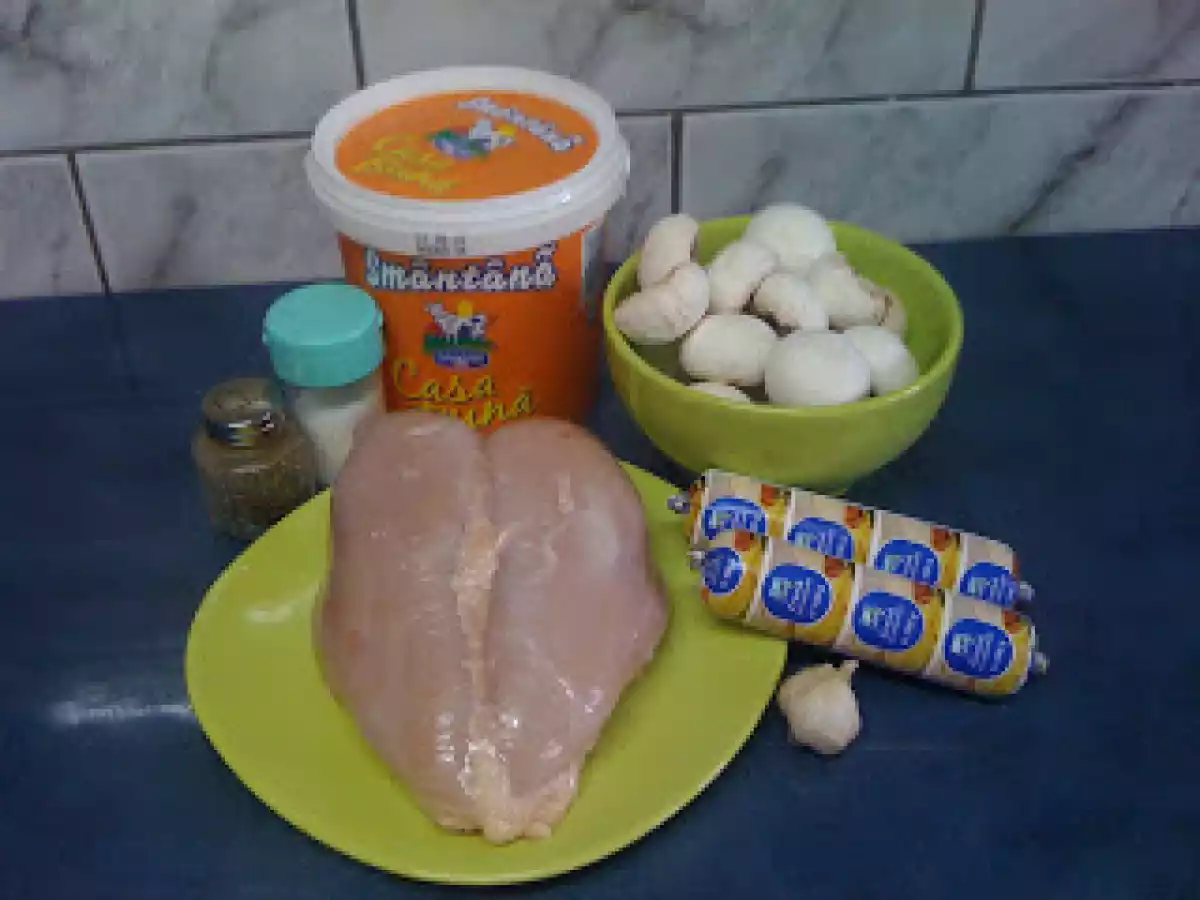 PIEPT DE PUI CU SMANTANA SI CIUPERCI - poza 2