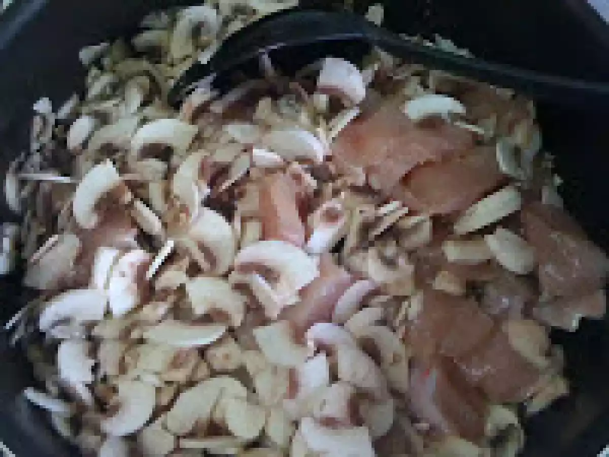 PIEPT DE PUI CU SMANTANA SI CIUPERCI - poza 3