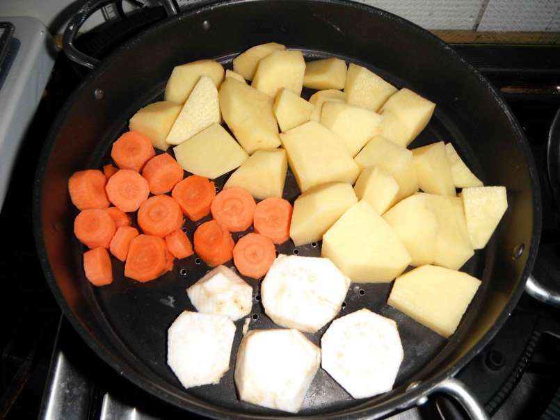 Piept de pui cu sos de brânză albastră şi legume la abur - poza 4