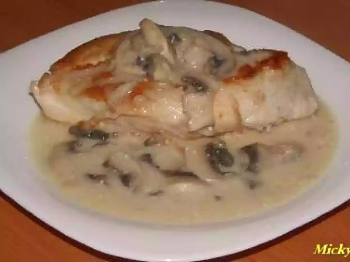 Piept de pui cu sos de ciuperci