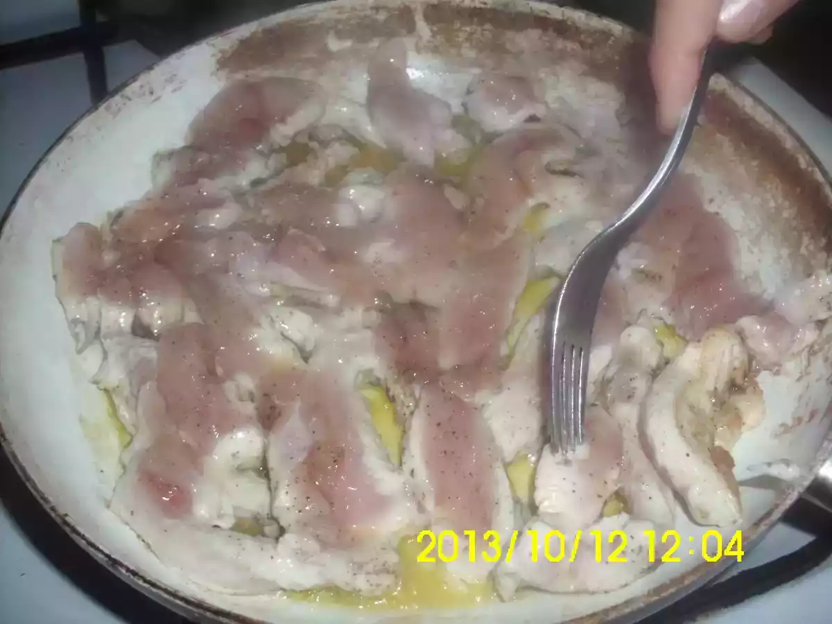 PIEPT DE PUI CU SOS DE SMANTANA SI BRANZA CU MUCEGAI - poza 3