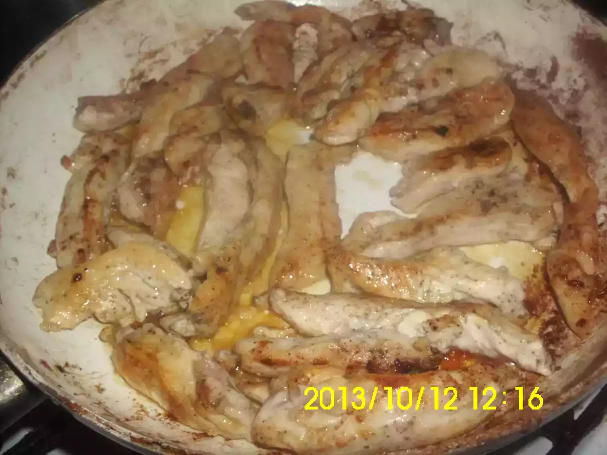 PIEPT DE PUI CU SOS DE SMANTANA SI BRANZA CU MUCEGAI - poza 4