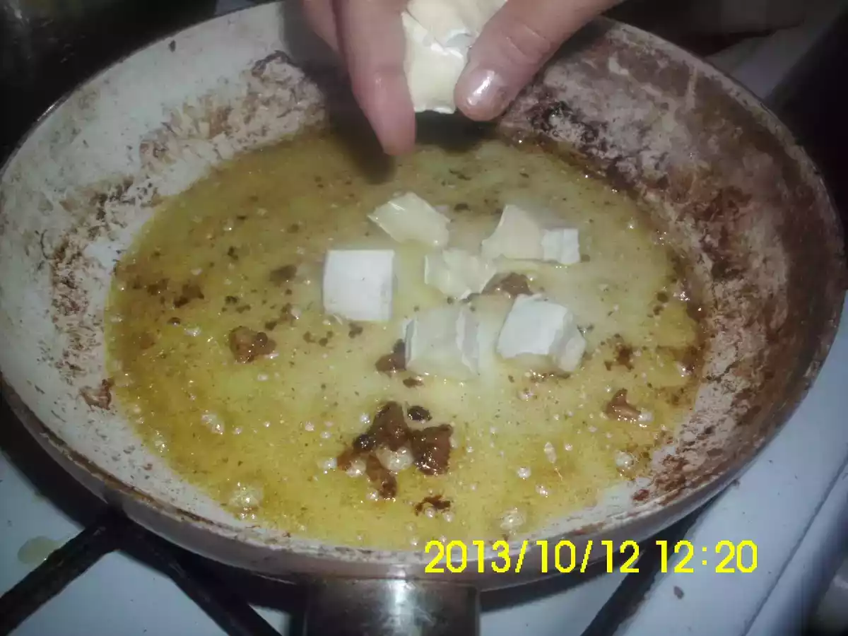 PIEPT DE PUI CU SOS DE SMANTANA SI BRANZA CU MUCEGAI - poza 5