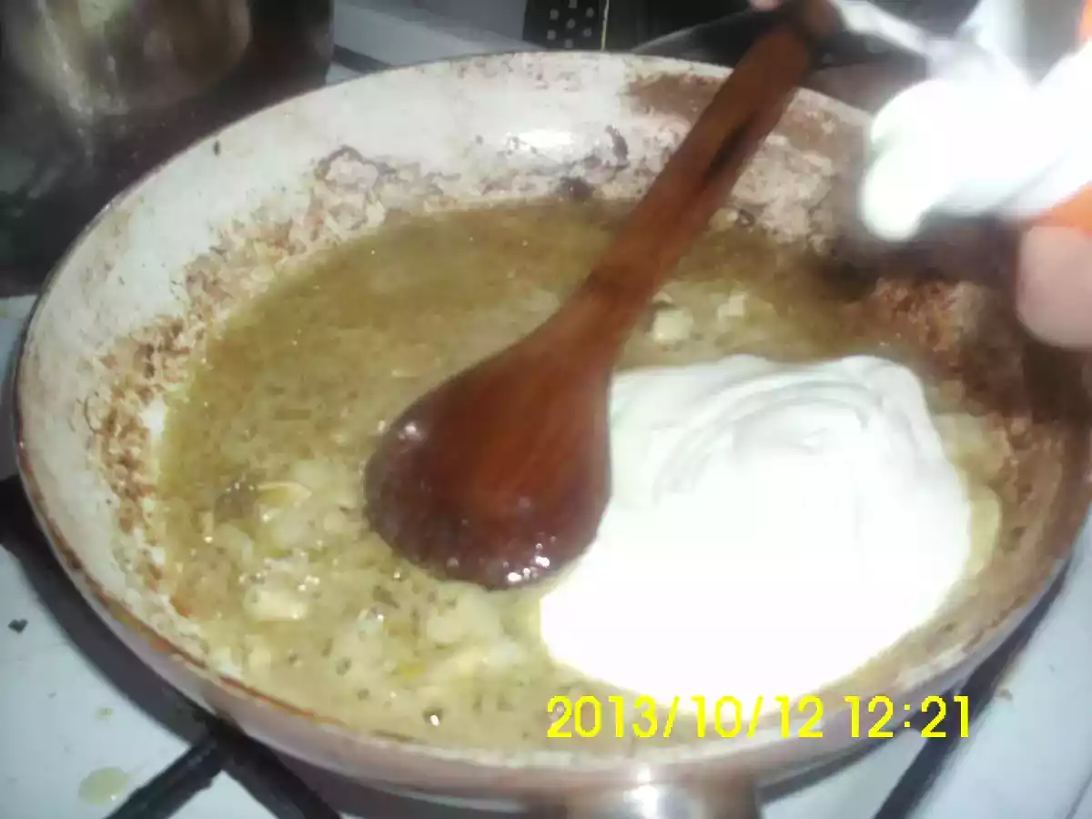 PIEPT DE PUI CU SOS DE SMANTANA SI BRANZA CU MUCEGAI - poza 6