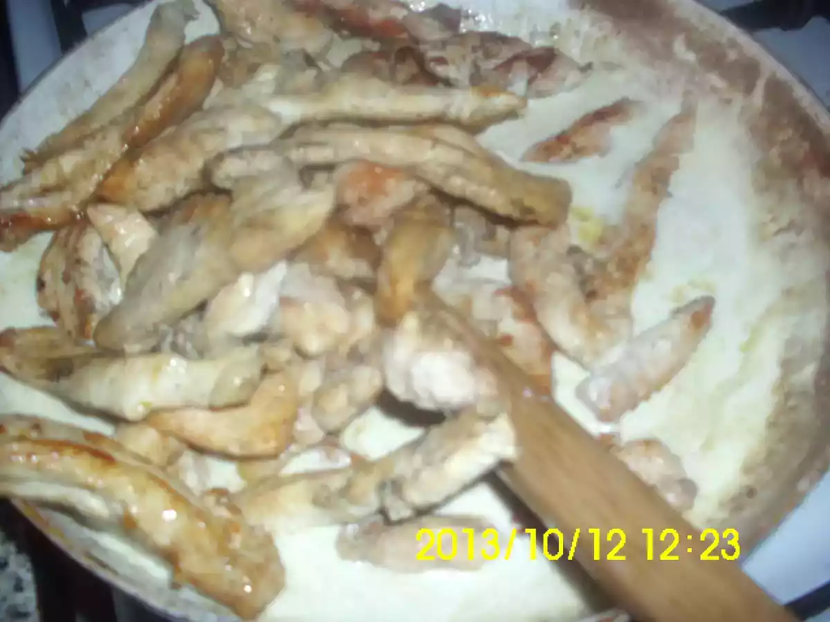 PIEPT DE PUI CU SOS DE SMANTANA SI BRANZA CU MUCEGAI - poza 7