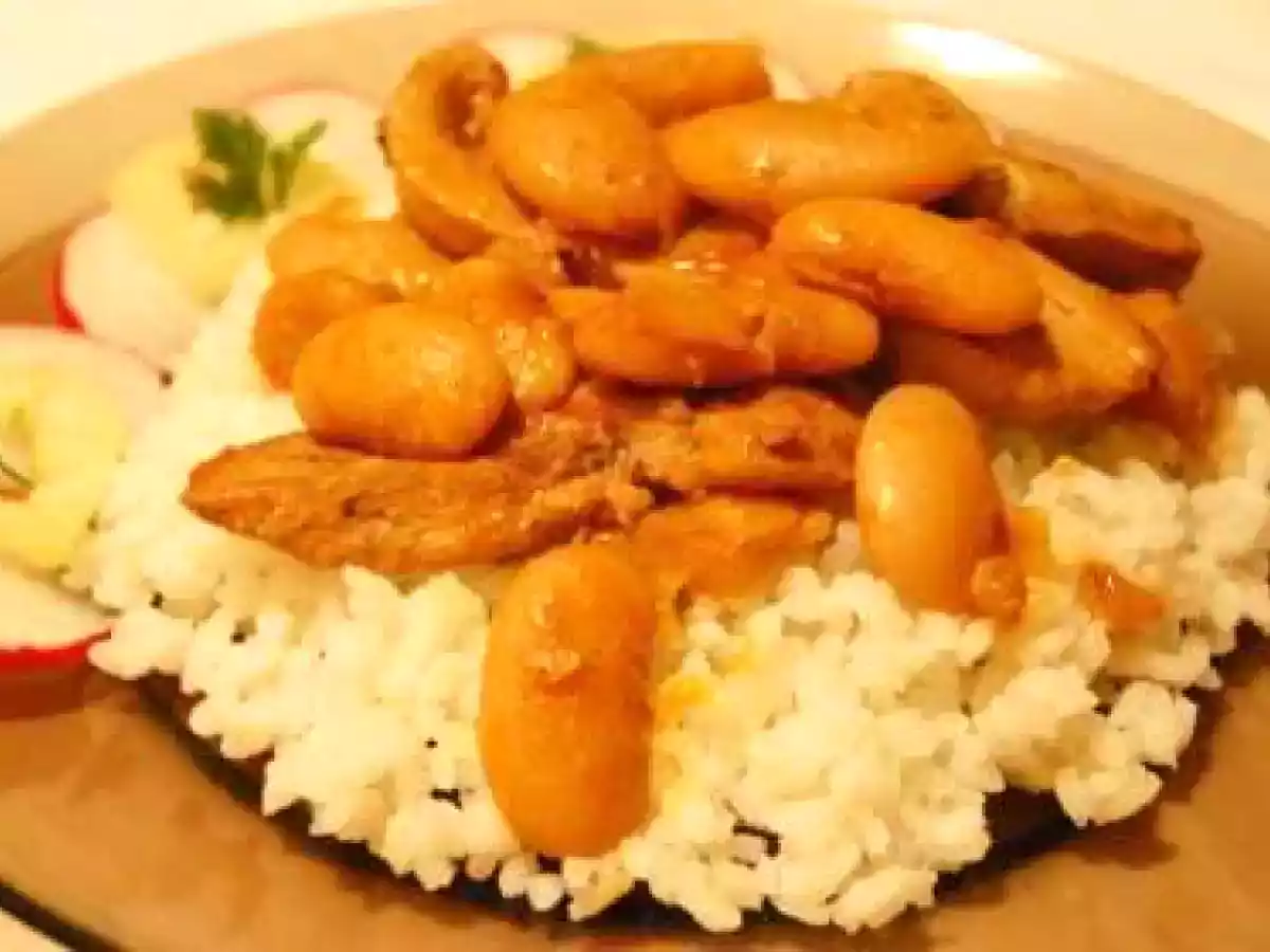 Piept de pui cu sos si boabe de fasole