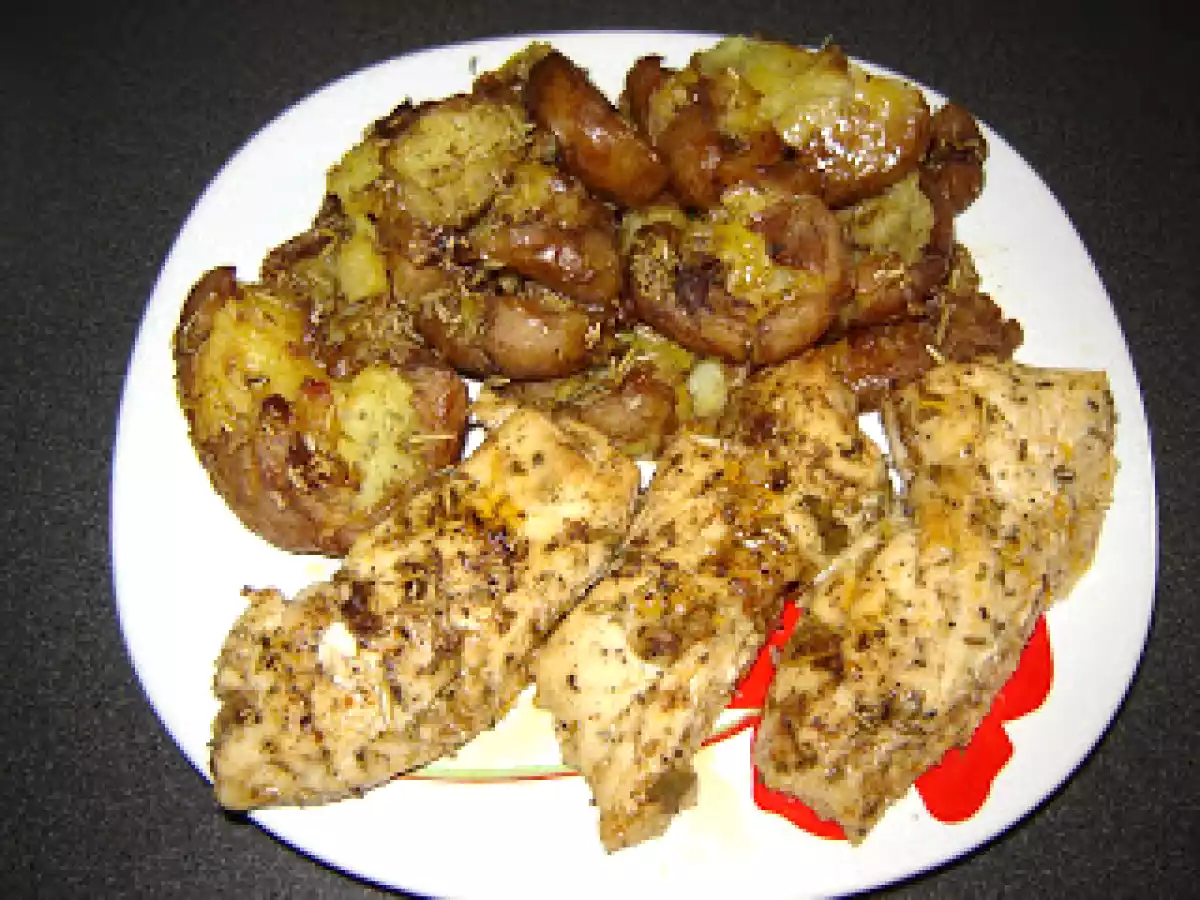 Piept de pui la cuptor cu cartofi noi