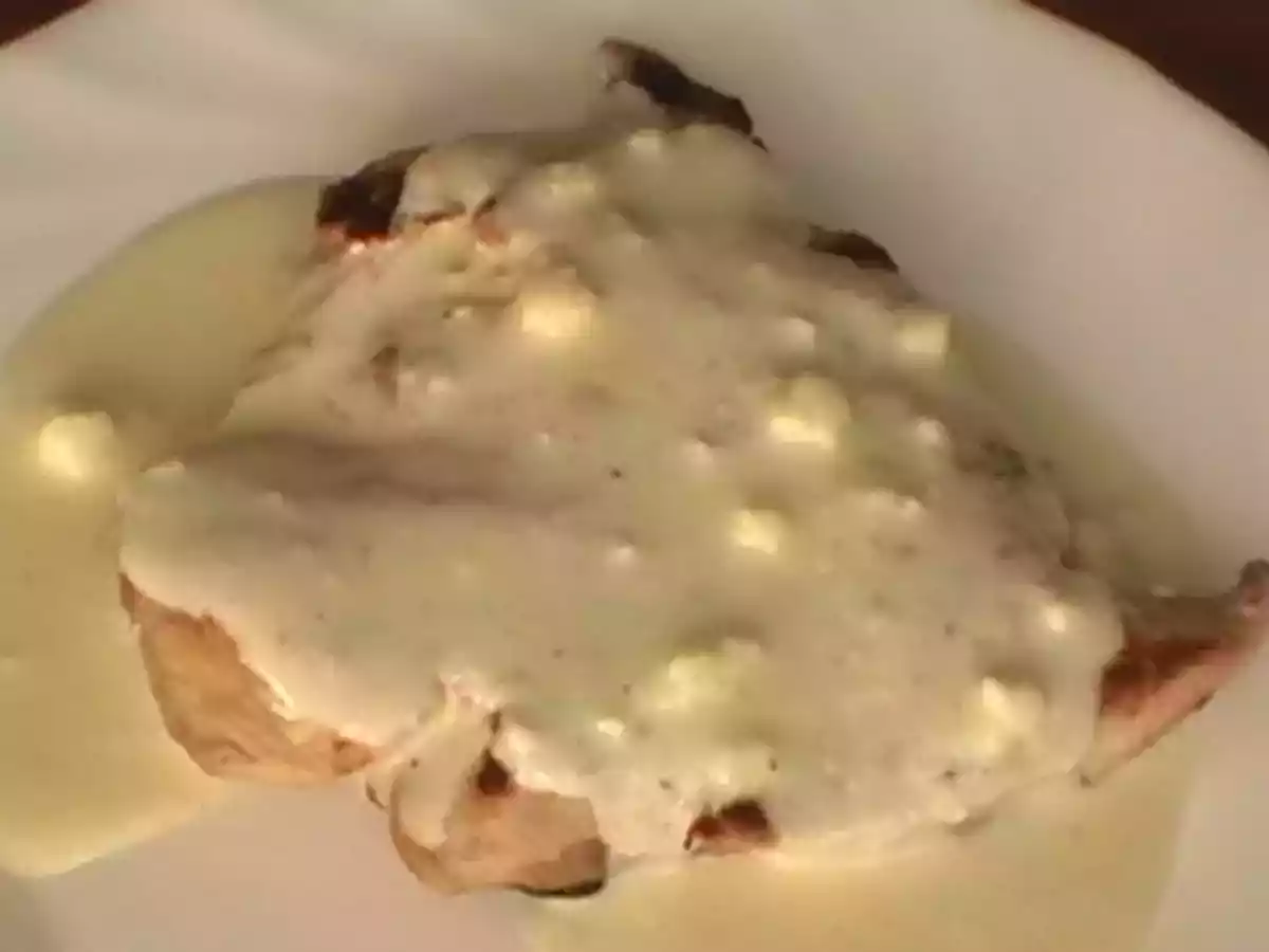 Piept de Pui la Gratar cu Sos Gorgonzola (Reteta Video)