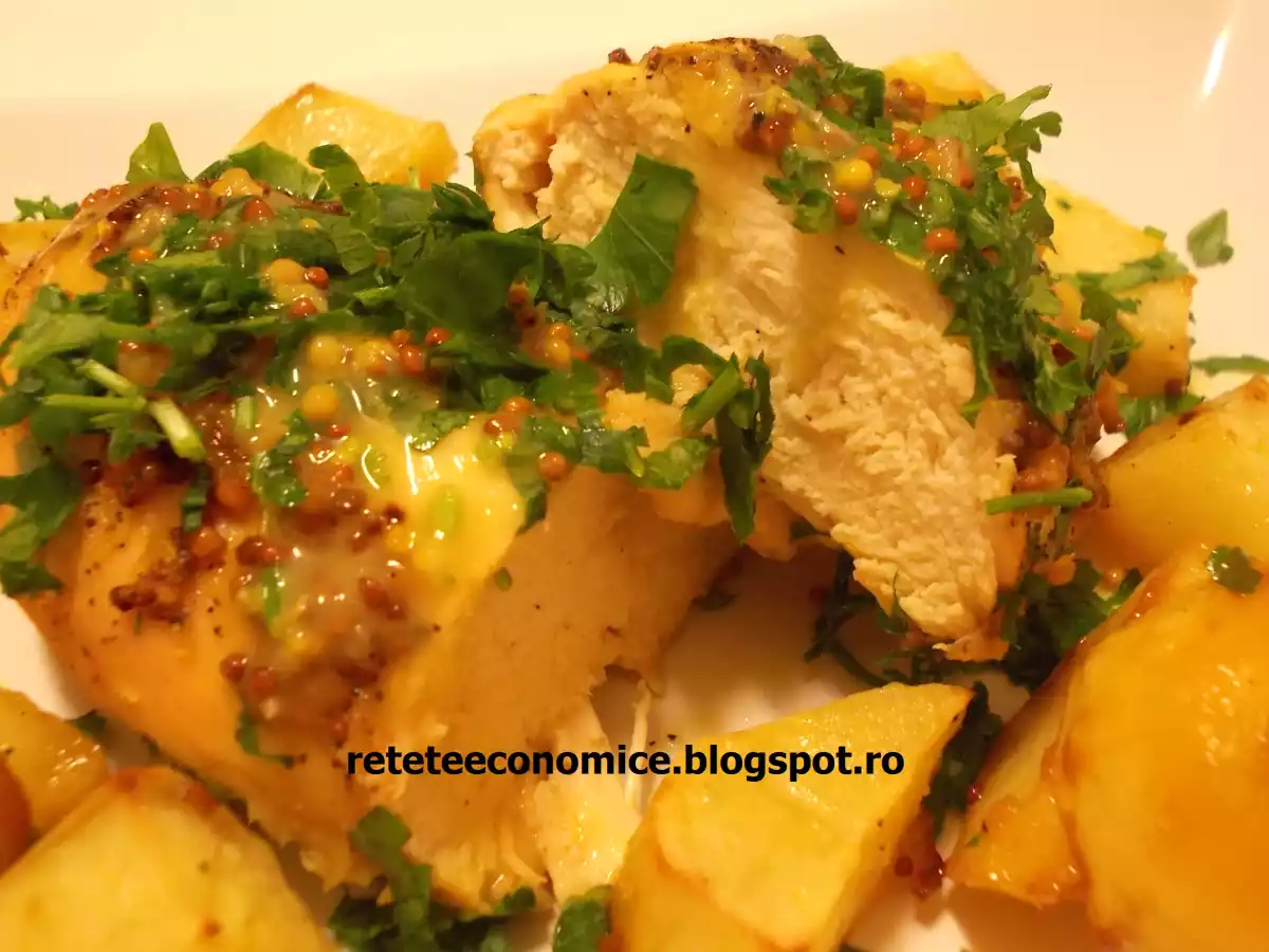 Piept de pui marinat cu cartofi copti