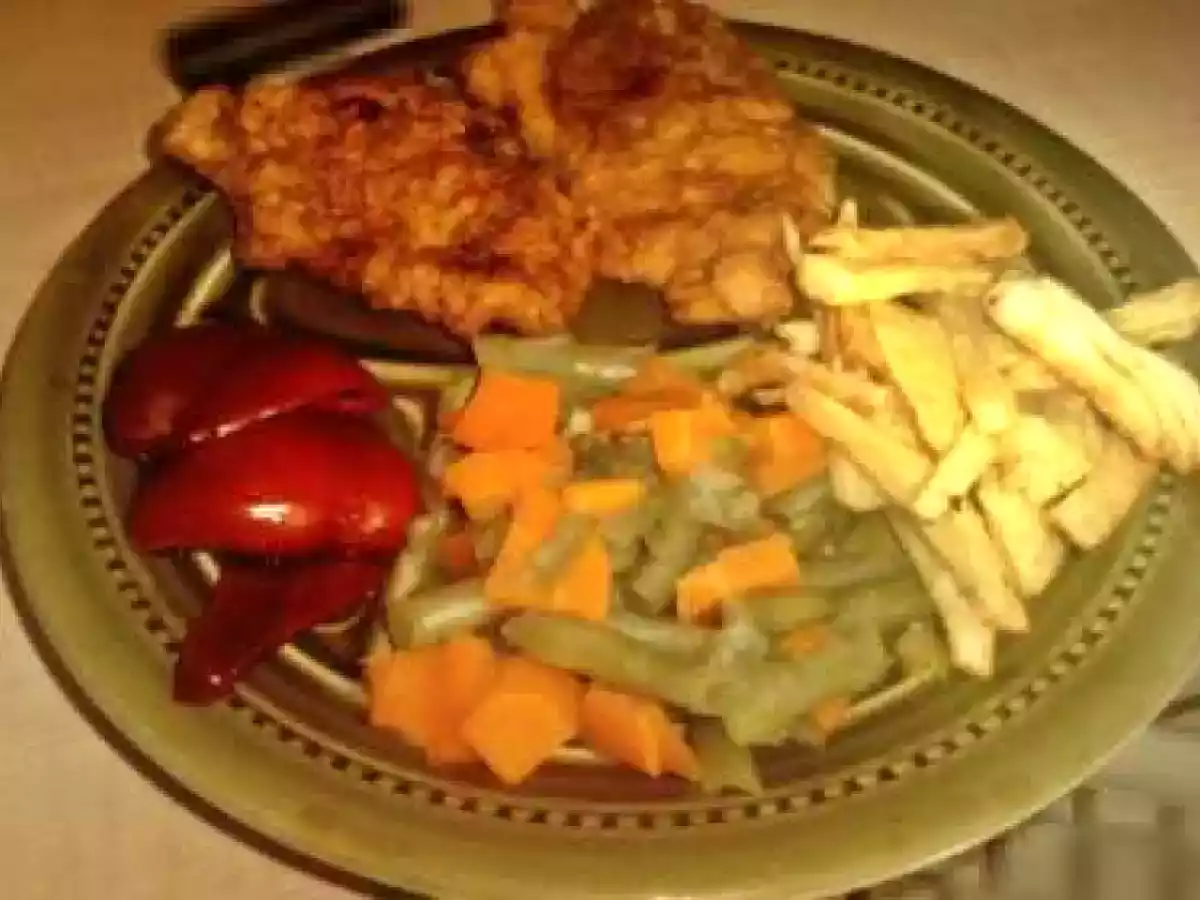 Piept de pui pane cu garnitura de legume si cartofi prajiti