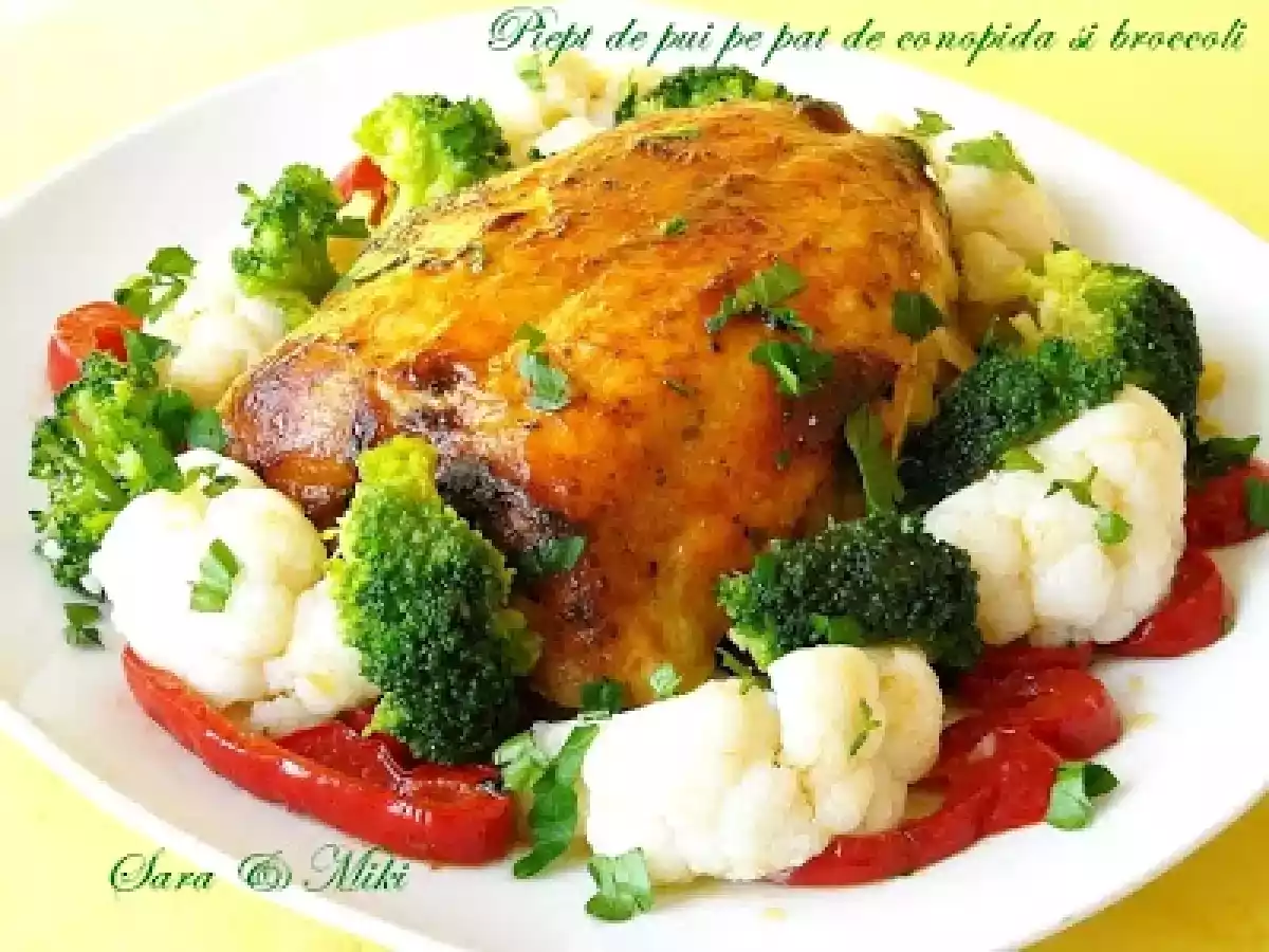 Piept de pui pe pat de conopida si broccoli