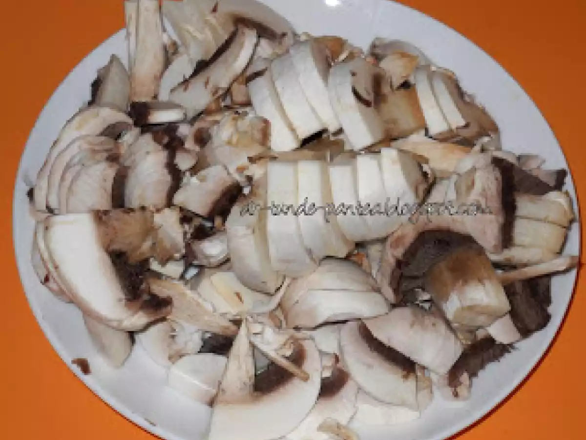 Piept de pui umplut cu ciuperci, rucola si rozmarin cu garnitura de legume - poza 3