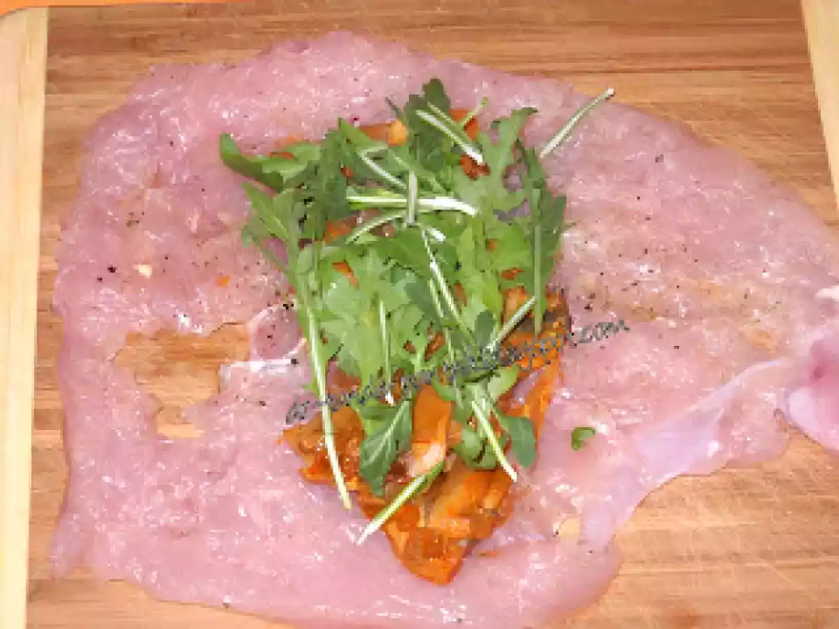 Piept de pui umplut cu ciuperci, rucola si rozmarin cu garnitura de legume - poza 7