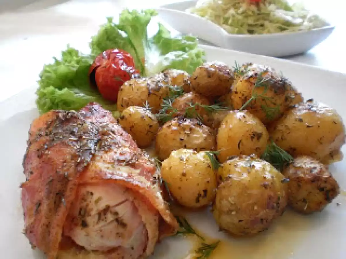 Piept de pui umplut cu garnitura de cartofi noi