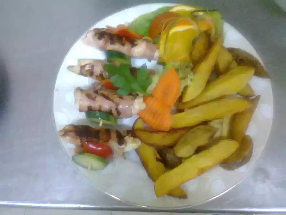 piept de pui umplut cu mozzarela si invelita in bacon - poza 2