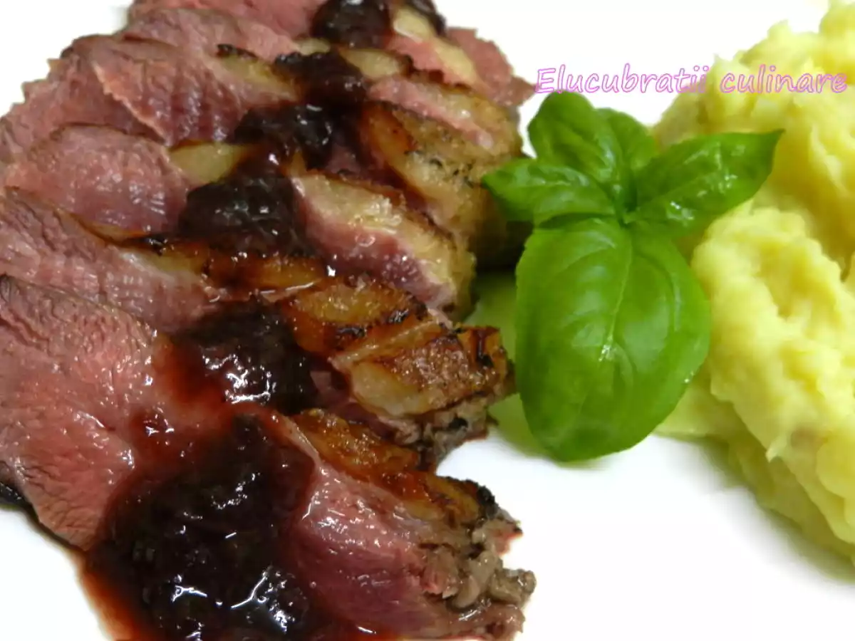 Piept de rață cu piure de cartofi