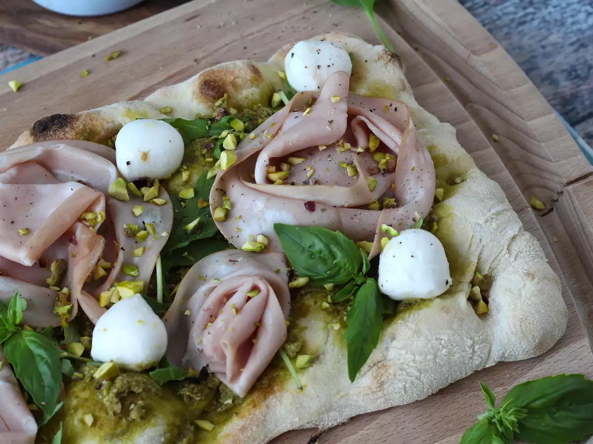 Pinsa cu pesto și mortadella, gata în 10 minute!
