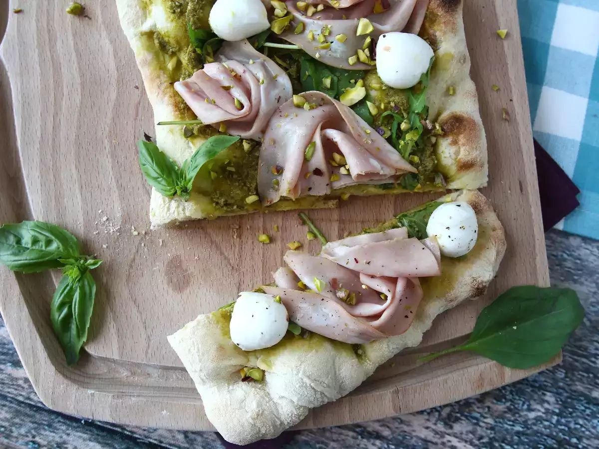 Pinsa cu pesto și mortadella, gata în 10 minute! - poza 2