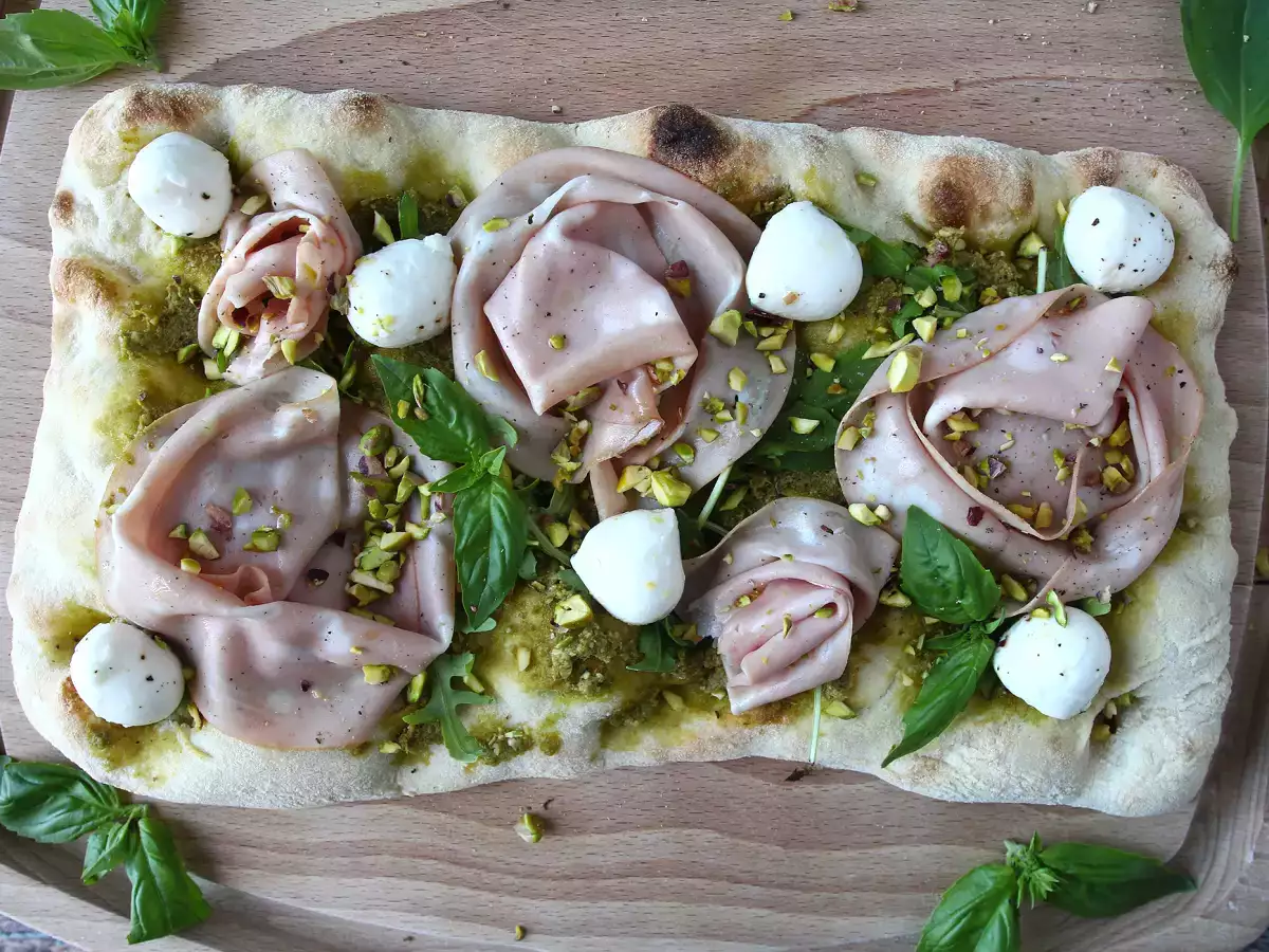 Pinsa cu pesto și mortadella, gata în 10 minute! - poza 3