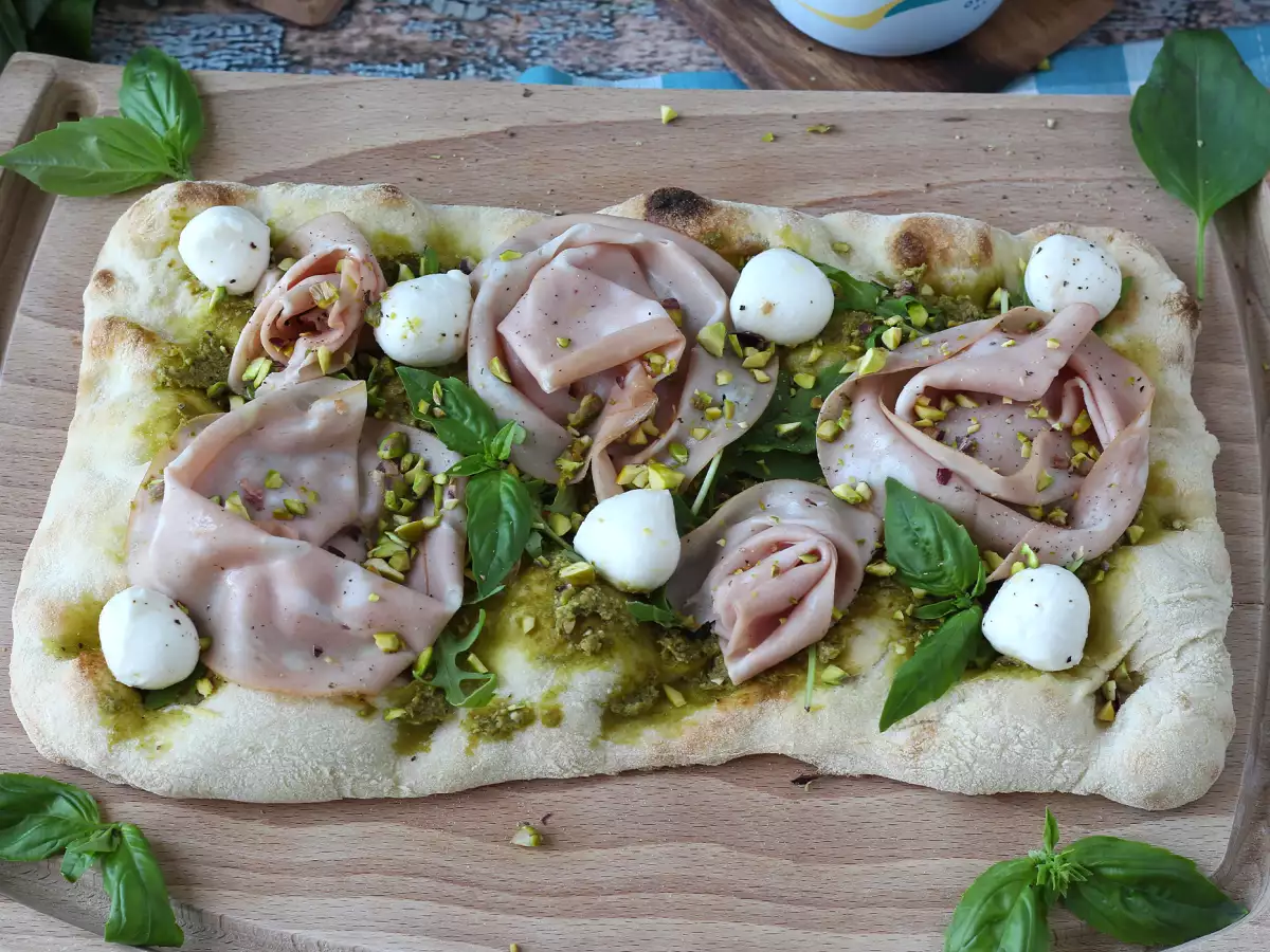 Pinsa cu pesto și mortadella, gata în 10 minute! - poza 5