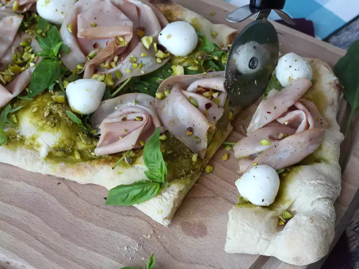 Pinsa cu pesto și mortadella, gata în 10 minute! - poza 6