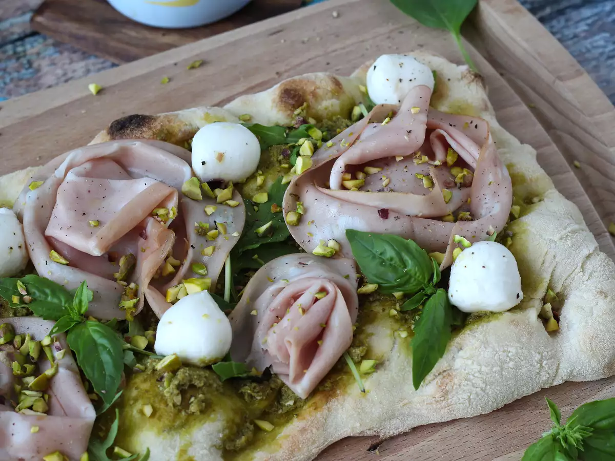 Pinsa cu pesto și mortadella, gata în 10 minute! - poza 7