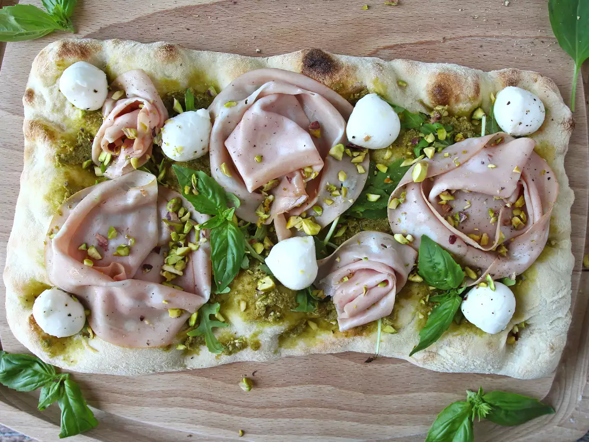 Pinsa cu pesto și mortadella, gata în 10 minute! - poza 3