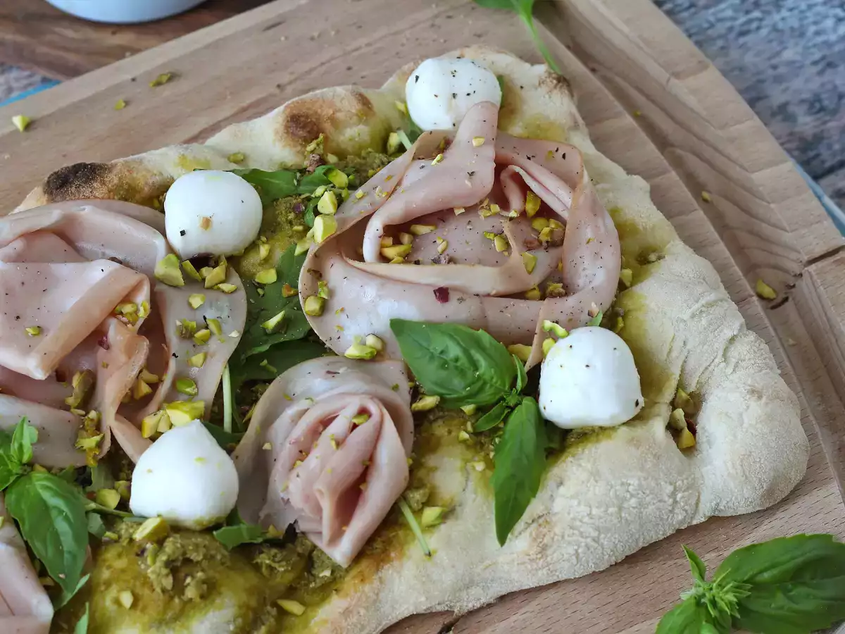 Pinsa cu pesto și mortadella, gata în 10 minute!